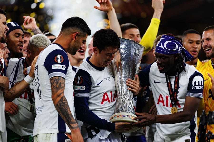 Tottenham players with trophy